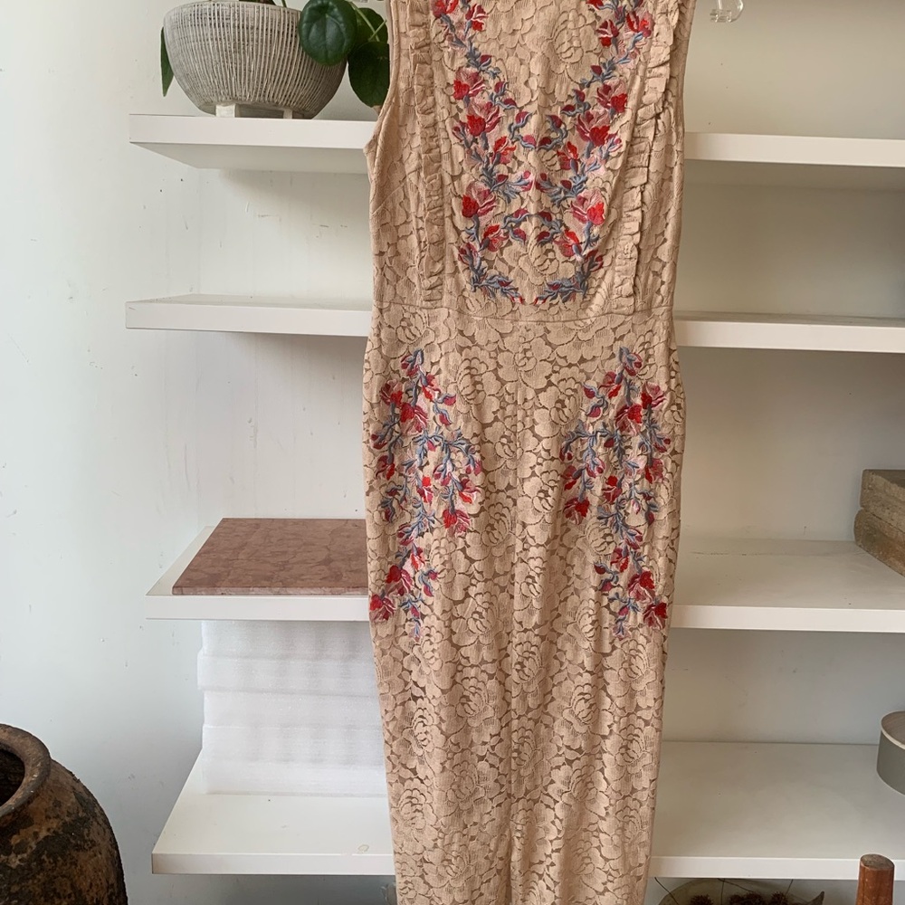 Hope & Ivy Floral Embroidered beige Lace bodycon Dress size 6